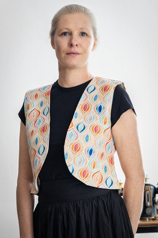 Sleeveless cotton-linen vest with black teardrop motifs