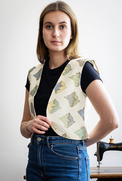 Sleeveless cotton vest with colorful embroidery and zari