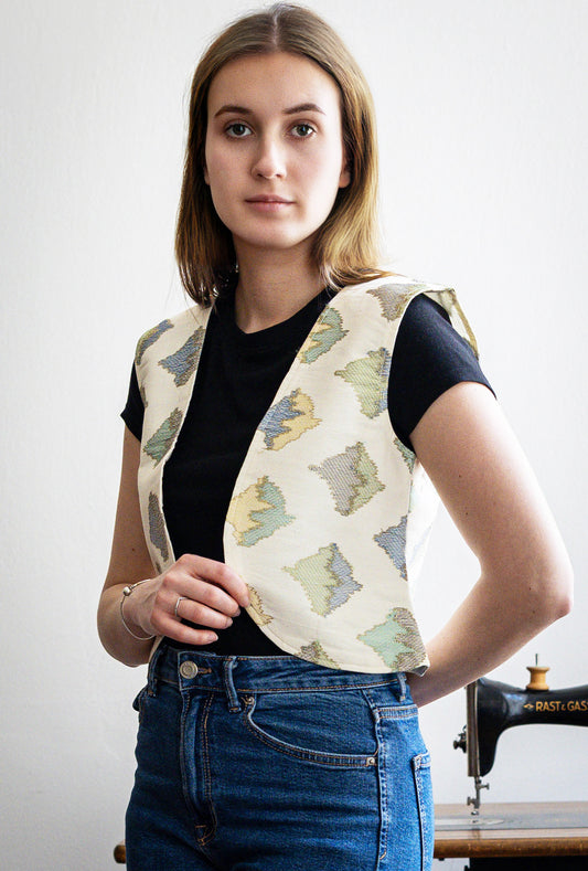 Sleeveless cotton vest with colorful embroidery and zari
