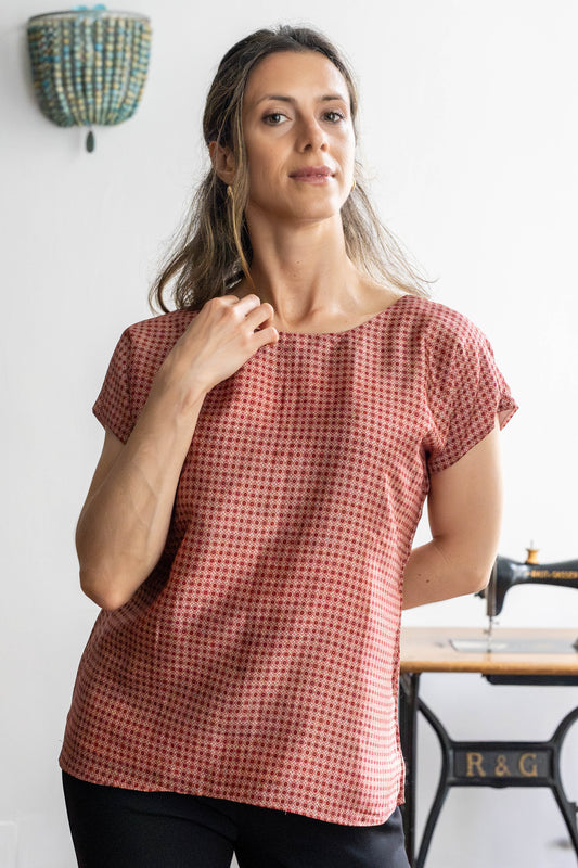 Short sleeve slub silk top with red geometric print